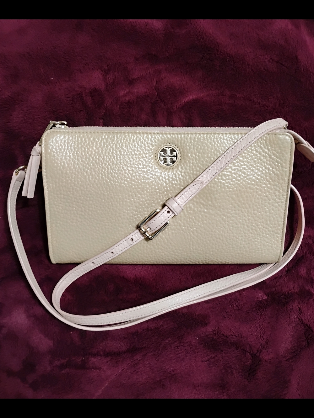 Tory Burch Cream Pebbled Leather Crossbody Bag with Gold Logo - Picture 3 of 8